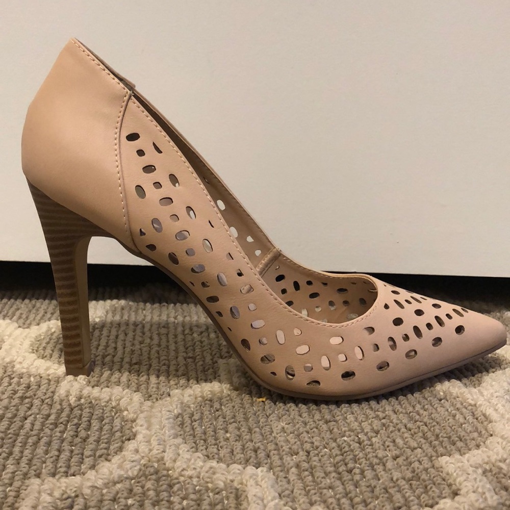 Nude cutout pumps